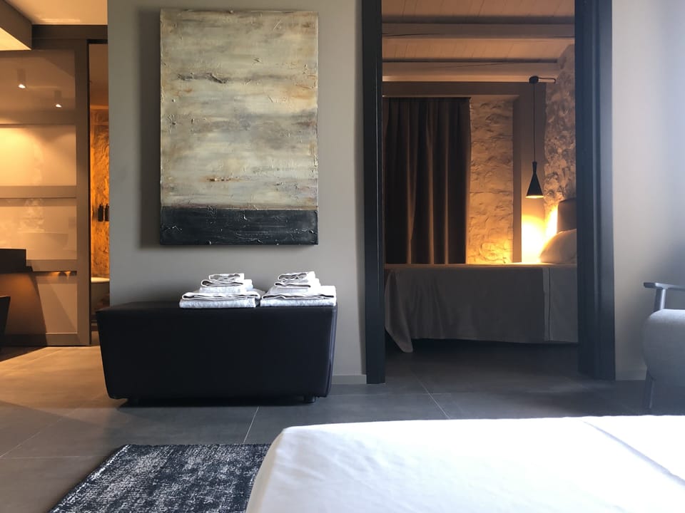 Junior Suite | Minibar, in-room safe, free WiFi, bed sheets