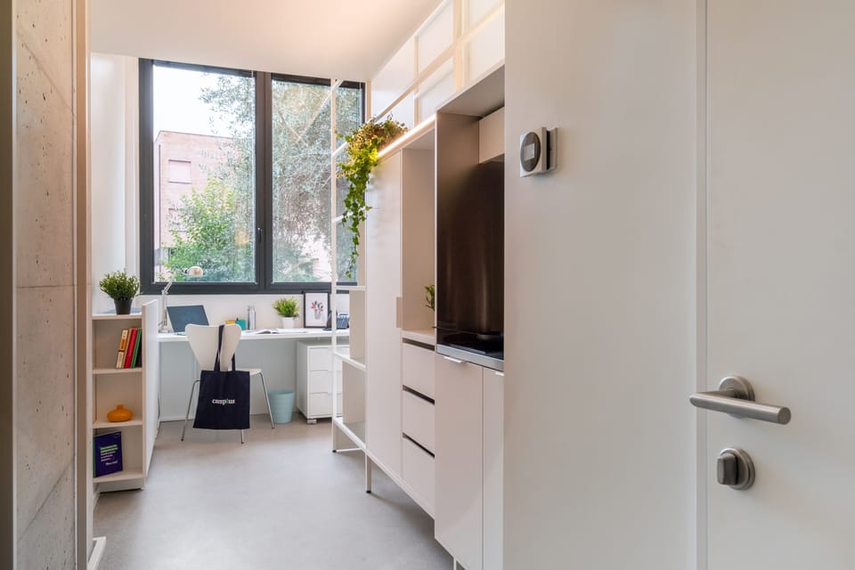 Basic Single Room | Desk, iron/ironing board (on request), WiFi (free), bed sheets