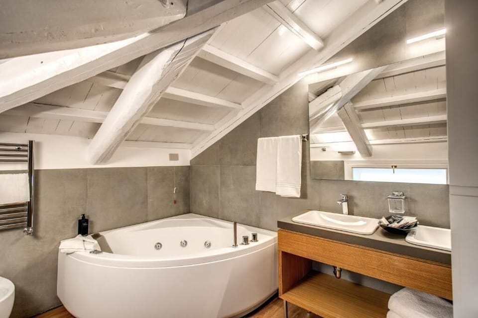 Shower, rainfall showerhead, free toiletries, hair dryer