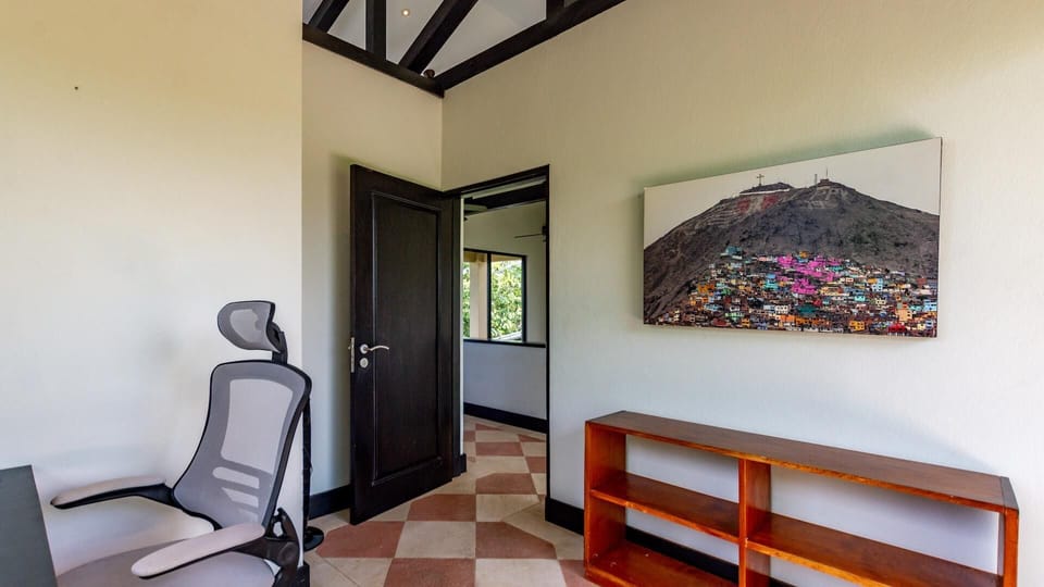 House, 4 Bedrooms, Mountain View | Living room | TV, offices