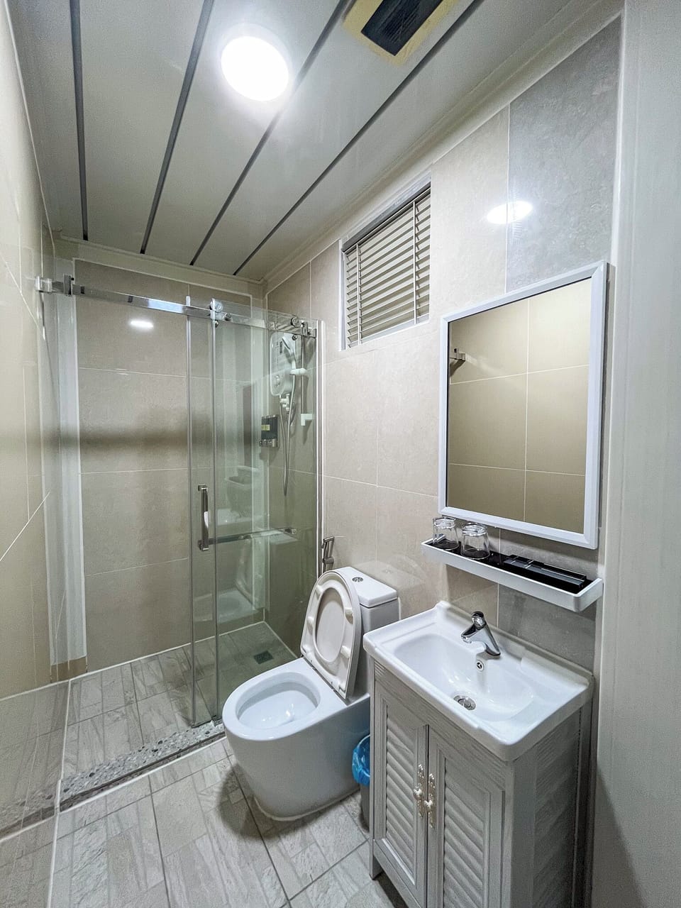 Premium Cabin, 1 Bedroom | Bathroom | Free toiletries, hair dryer, towels
