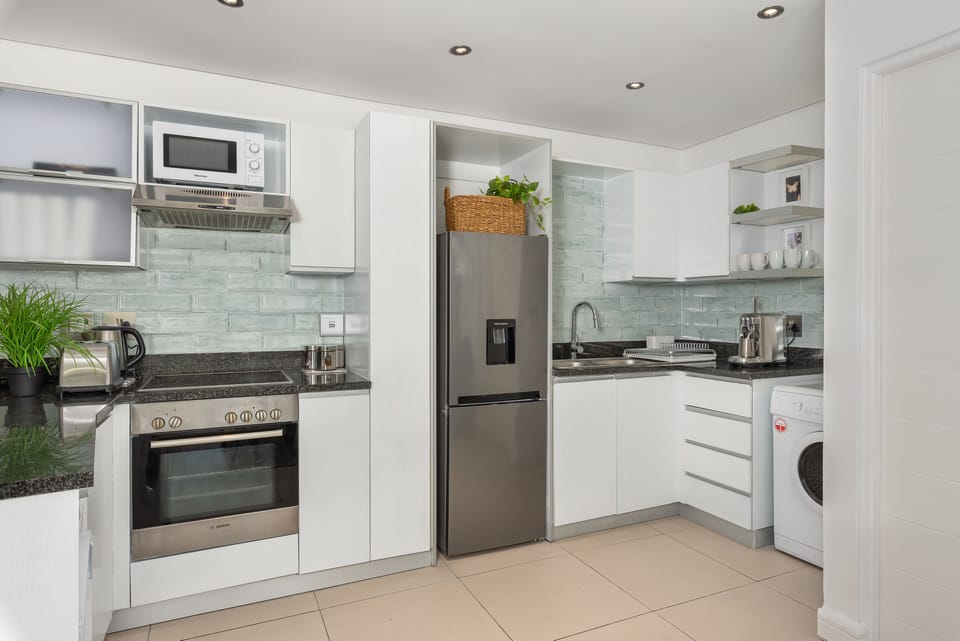 Classic Apartment | Private kitchen | Full-size fridge, microwave, oven, stovetop