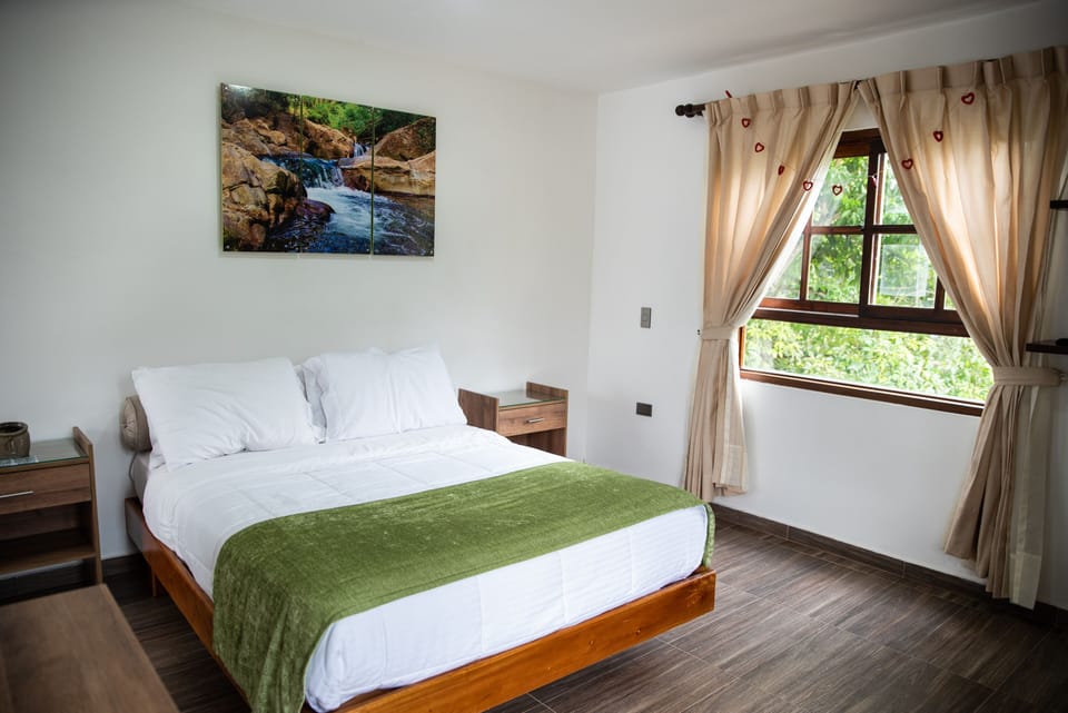Basic Room, 1 Queen Bed | WiFi (free), bed sheets