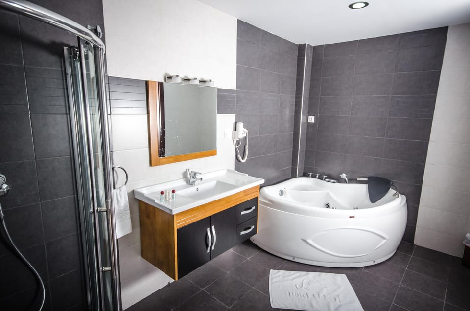 Premier Suite | Bathroom | Towels