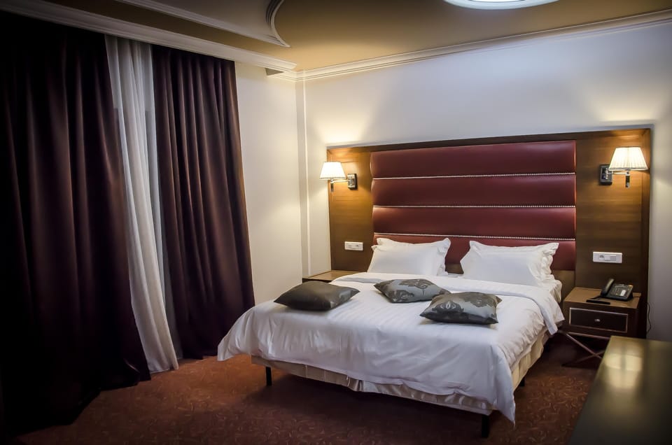 Premier Suite | Egyptian cotton sheets, premium bedding, in-room safe, desk