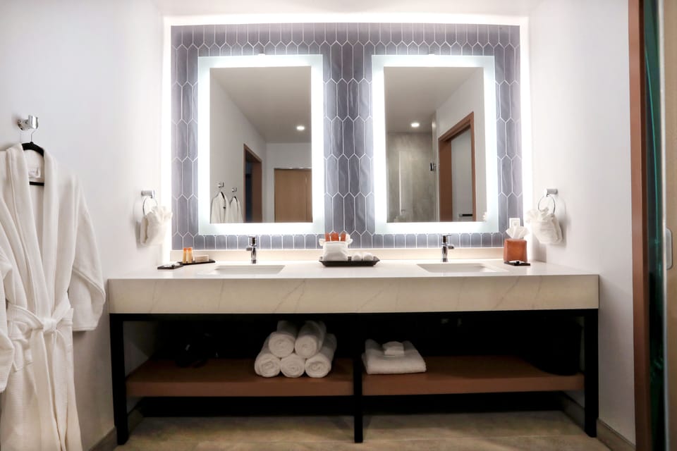 Grand Suite | Bathroom | Shower, hydromassage showerhead, hair dryer, towels