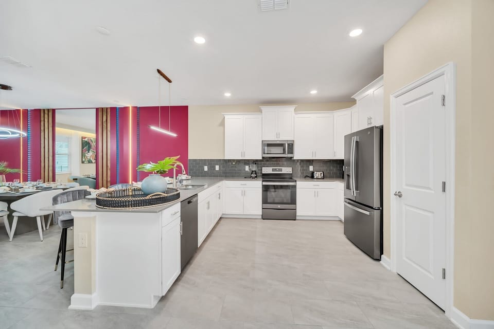 House (Multiple Bedrooms) | Private kitchen | Fridge, microwave, oven, stovetop