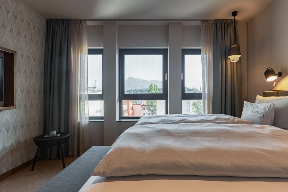 Mountain Cocoon | Hypo-allergenic bedding available, in-room safe, desk, WiFi (free)