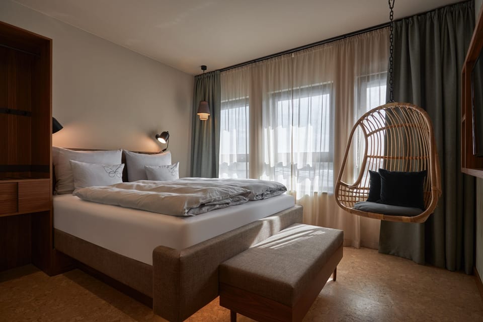 Urban Cocoon | Hypo-allergenic bedding available, in-room safe, desk, WiFi (free)