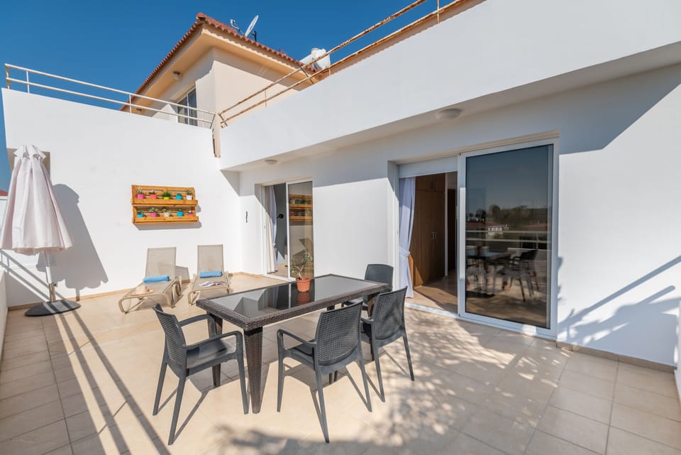 Comfort Apartment with Pool View | Balcony