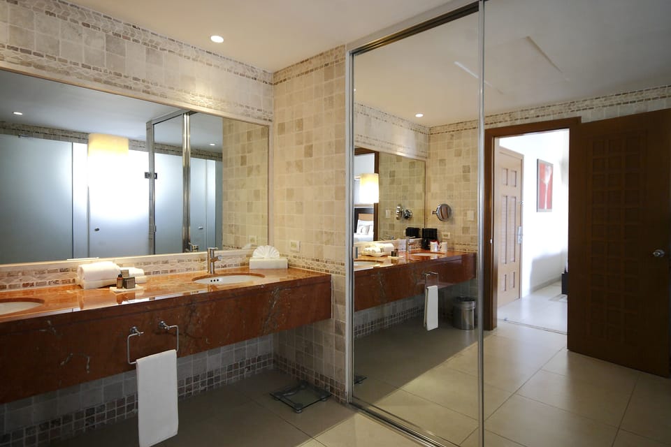 Separate tub and shower, jetted tub, rainfall showerhead