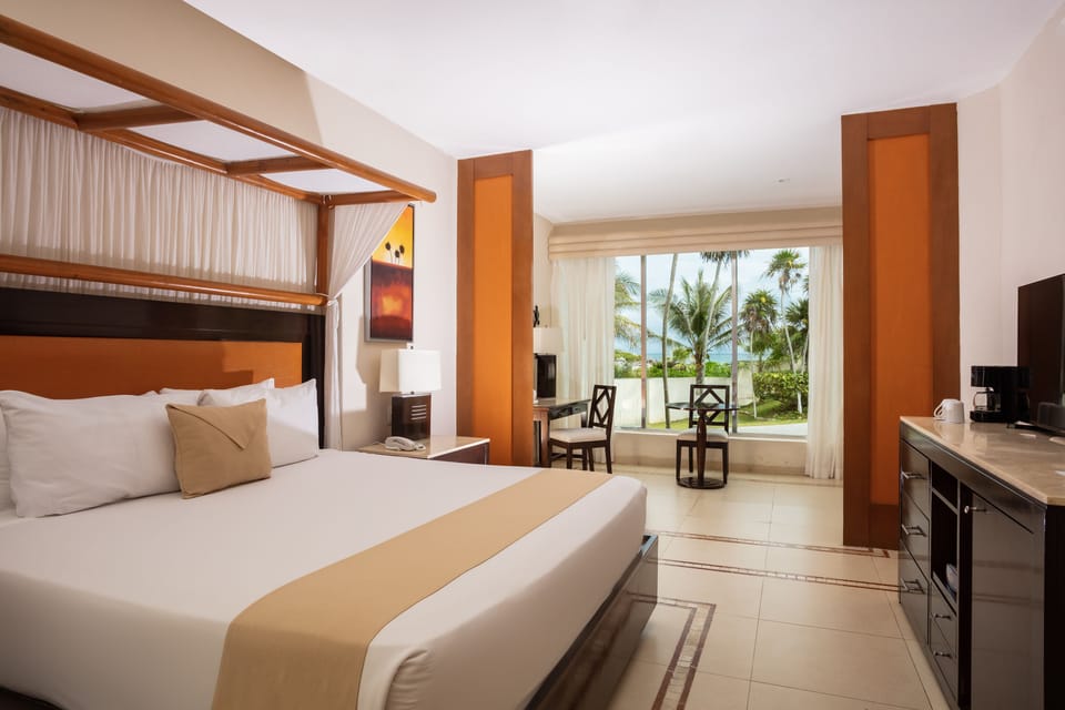Jacuzzi Suite, Garden View Kore | Free minibar, in-room safe, desk, iron/ironing board