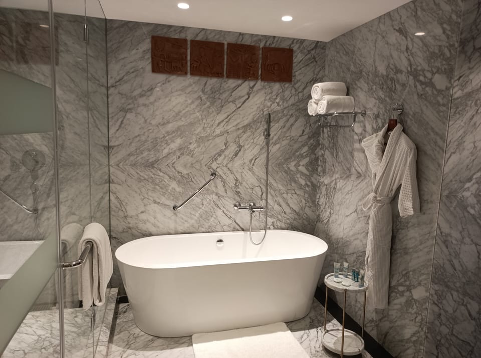 Suite, 1 King Bed (Executive Suite) | Bathroom | Free toiletries, hair dryer, bathrobes, towels