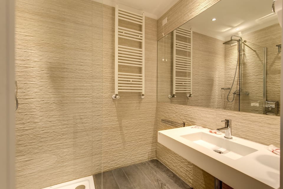 Shower, rainfall showerhead, free toiletries, hair dryer