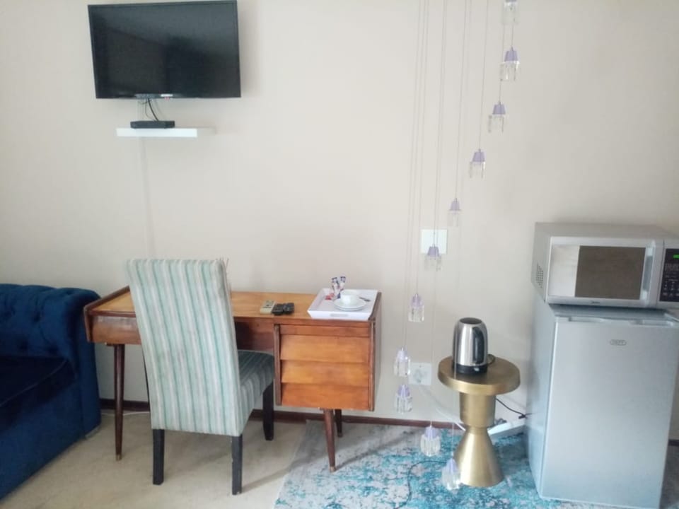 Executive Room | Living area | 40-inch TV with satellite channels