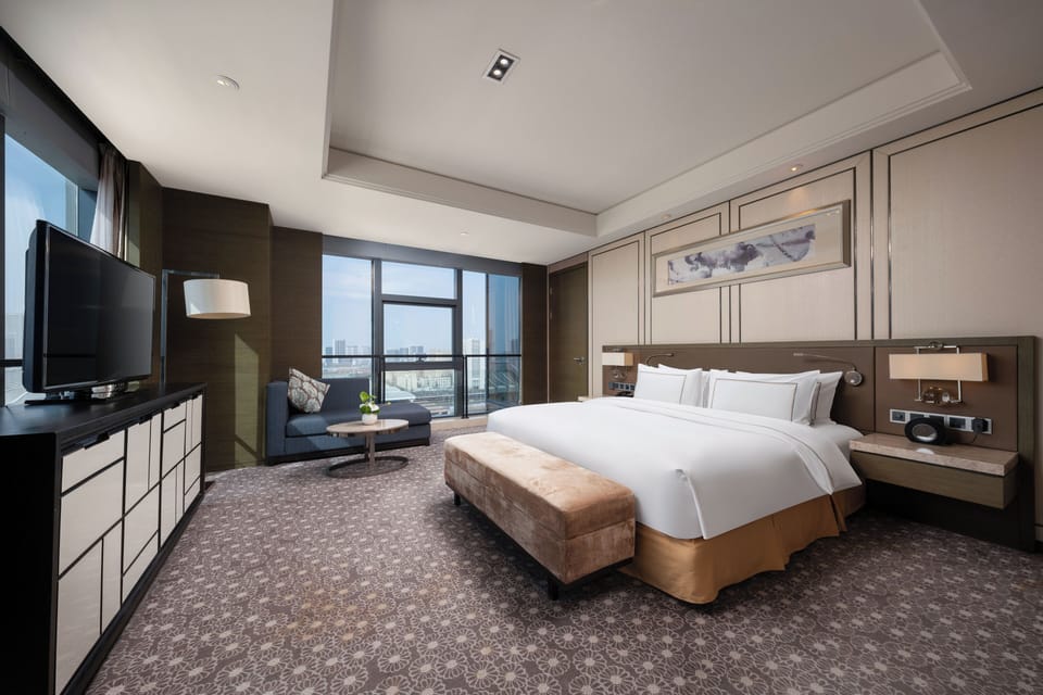 Business Suite The Level | Living area | 32-inch flat-screen TV with satellite channels, TV