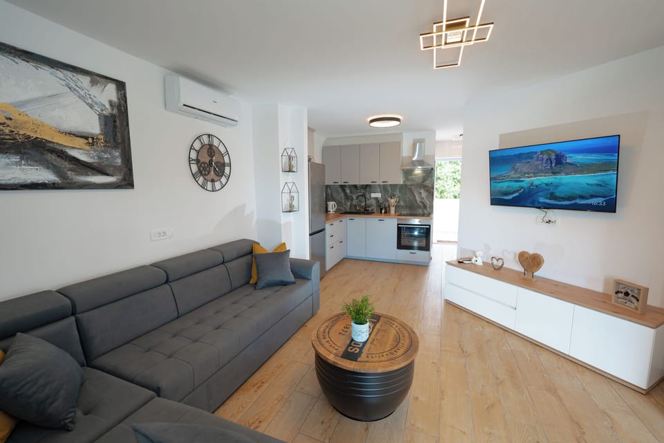 Apartment | Living area | 70-inch Smart TV with satellite channels