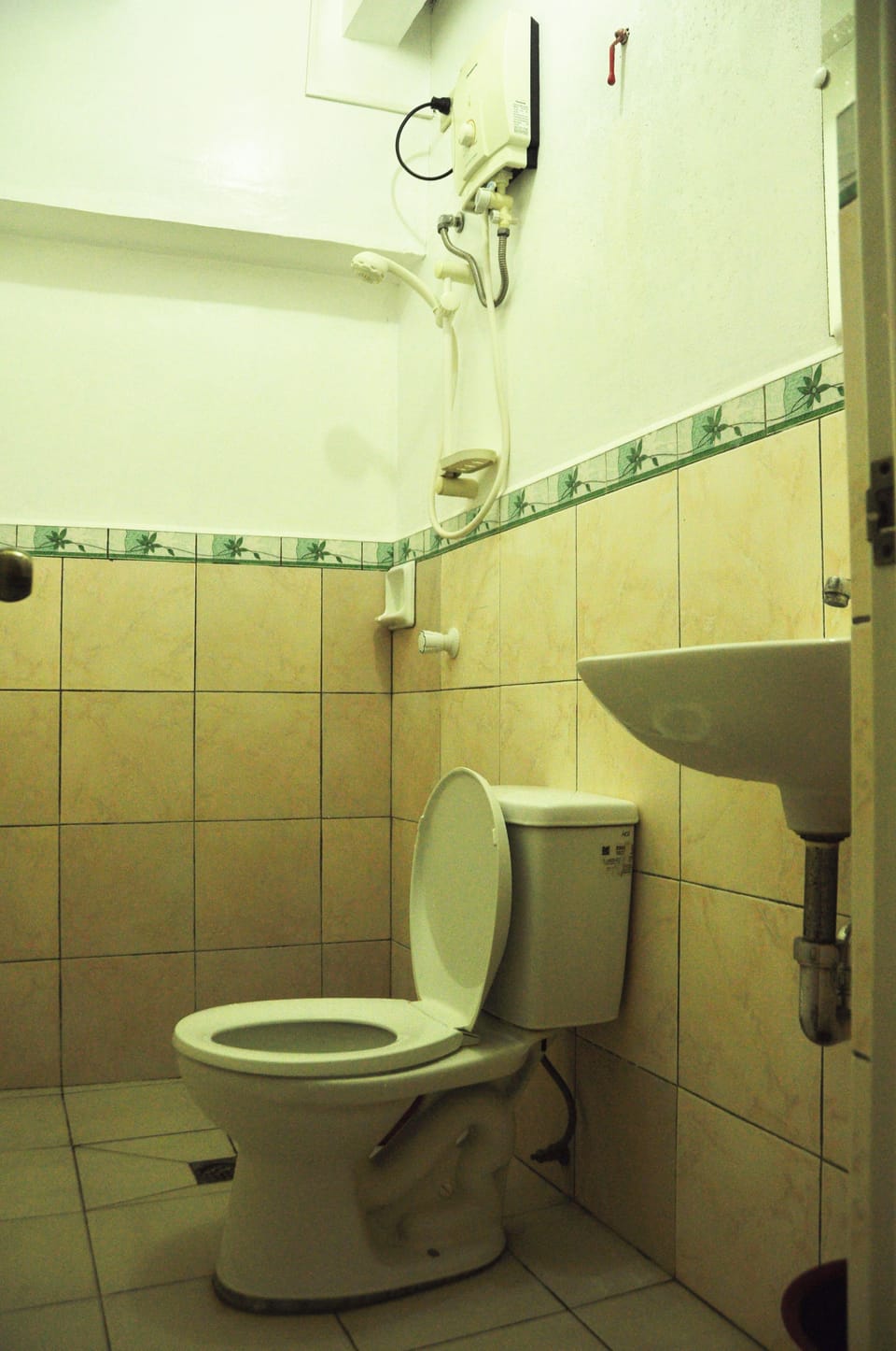Shower, free toiletries, towels