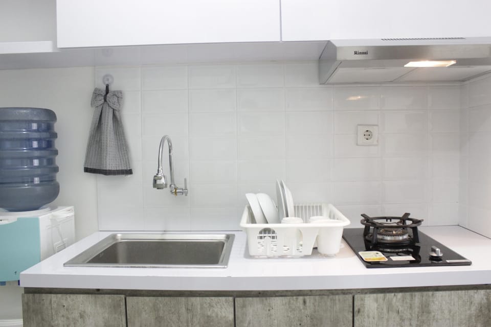 Fridge, stovetop, dishwasher, cookware/dishes/utensils