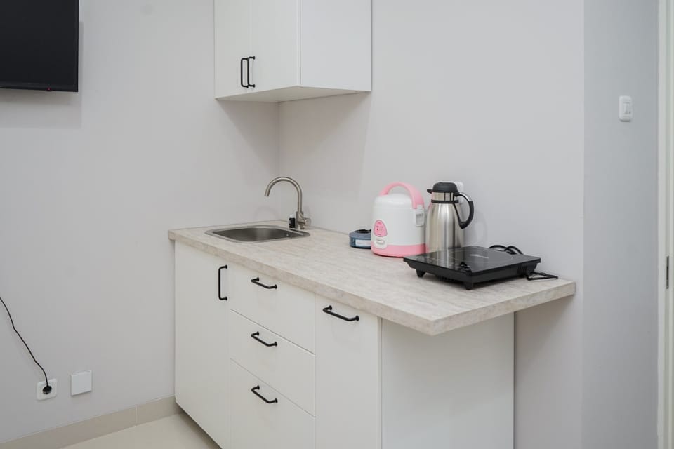 Room | Private kitchen | Fridge, microwave, stovetop, cookware/dishes/utensils