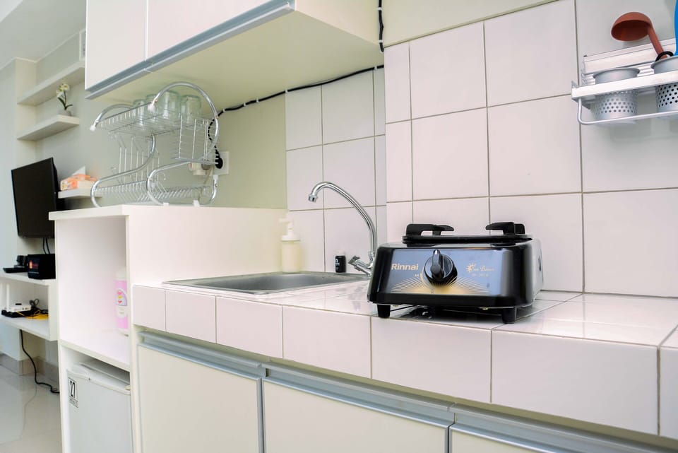 Room | Private kitchen | Fridge, stovetop, cookware/dishes/utensils