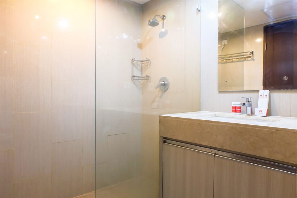Room | Bathroom | Shower, free toiletries, towels