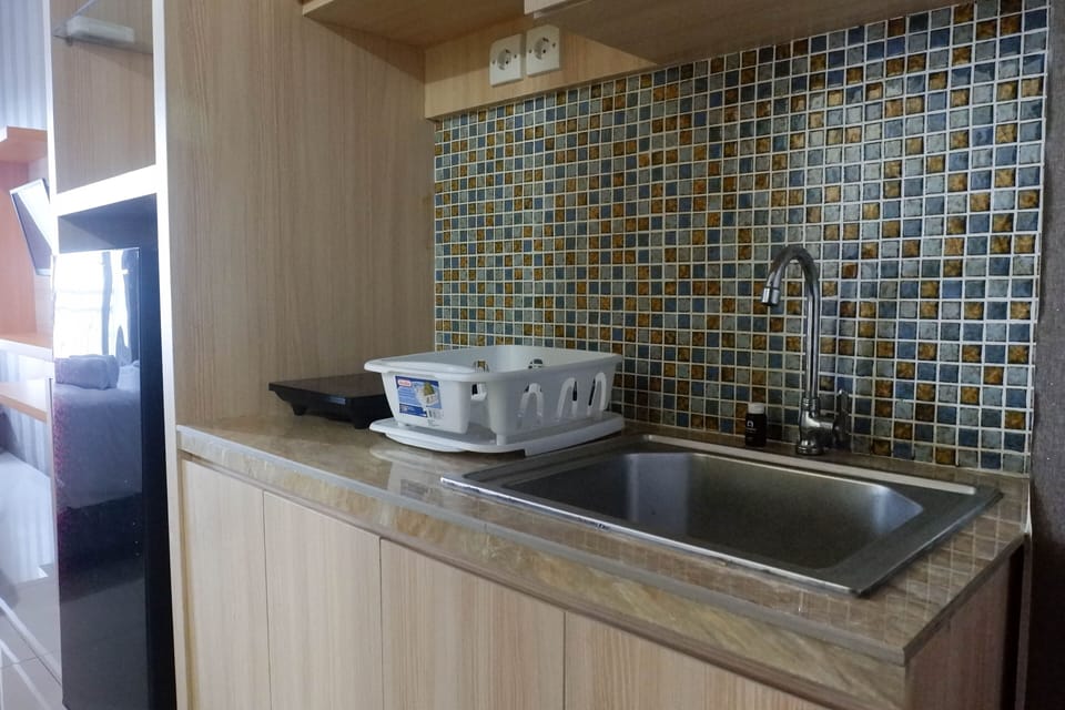 Fridge, stovetop, dishwasher, cookware/dishes/utensils