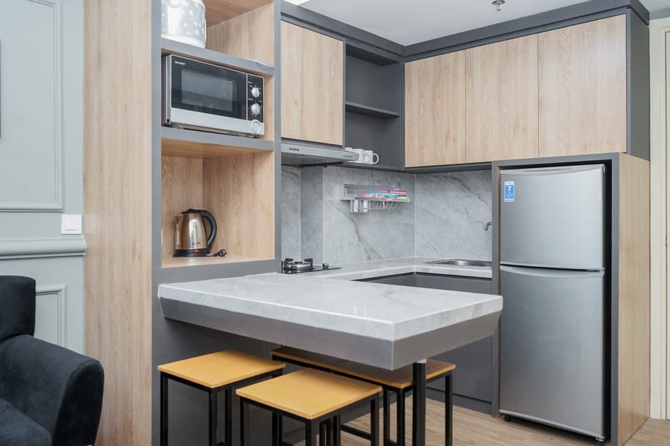 Fridge, stovetop, electric kettle, cookware/dishes/utensils