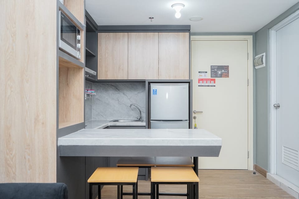 Fridge, stovetop, electric kettle, cookware/dishes/utensils