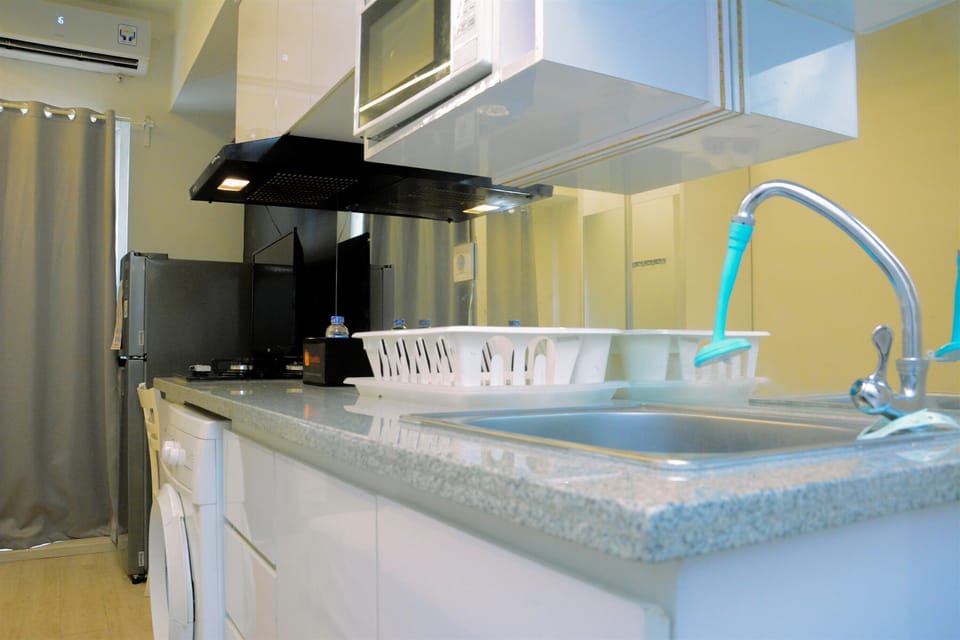 Room | Private kitchen | Fridge, stovetop, cookware/dishes/utensils
