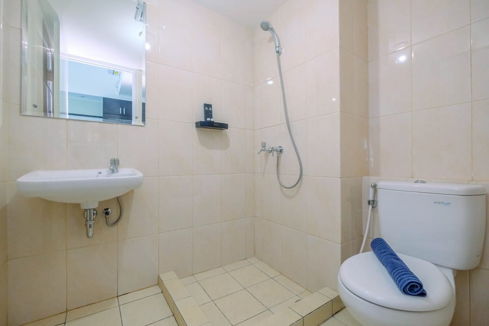 Room | Bathroom | Shower, free toiletries, towels