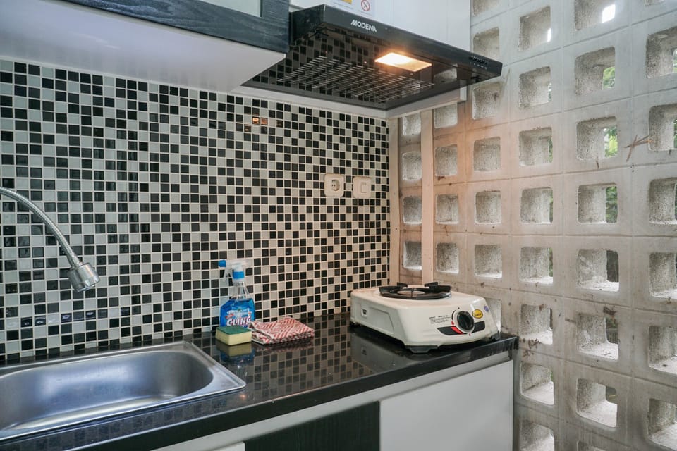 Room | Private kitchen | Fridge, stovetop, cookware/dishes/utensils
