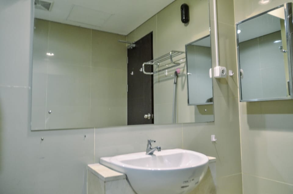 Shower, free toiletries, towels