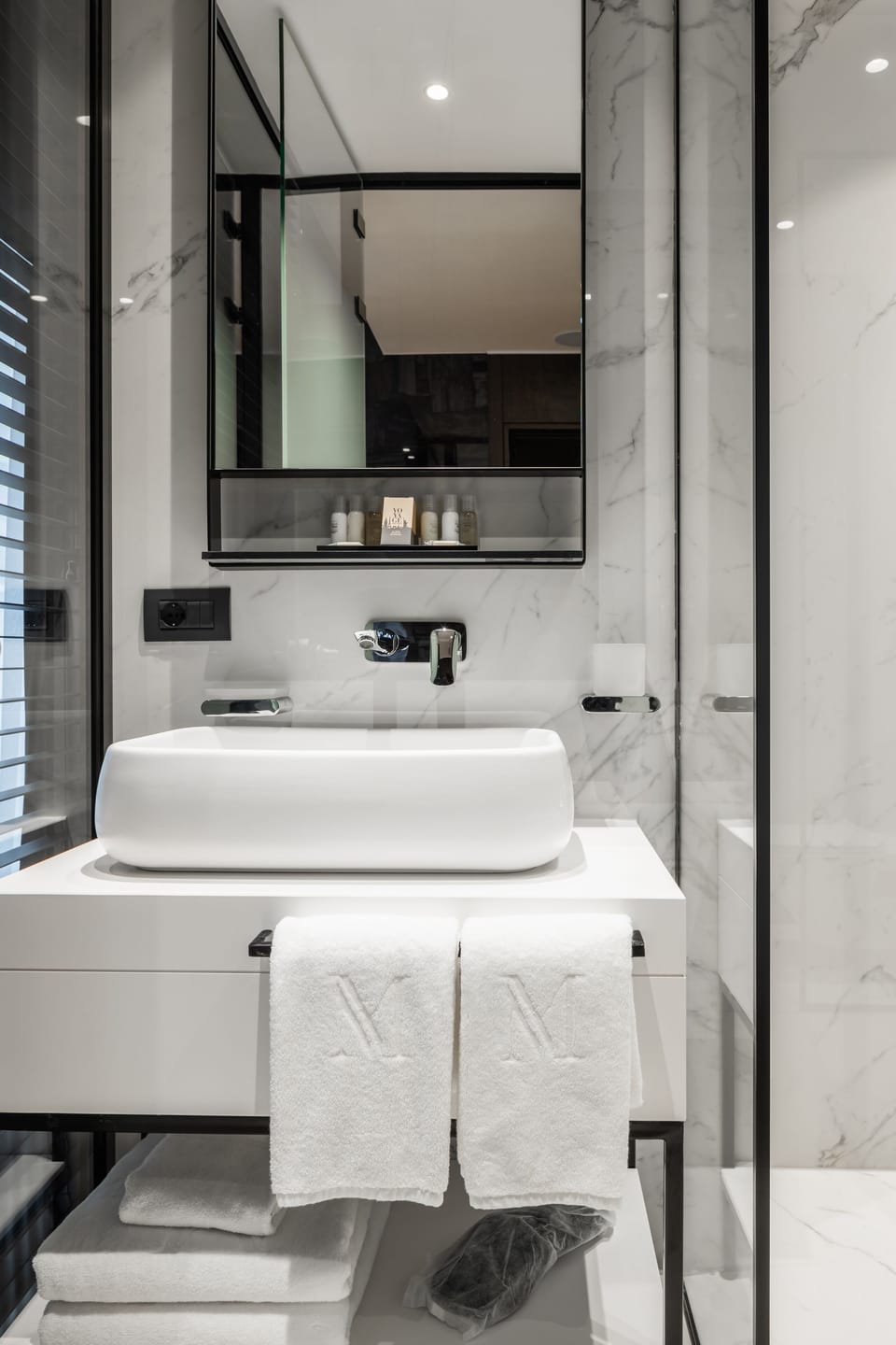 Business Double Room | Bathroom | Free toiletries, hair dryer, slippers