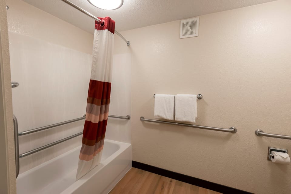 Combined shower/tub, eco-friendly toiletries, towels