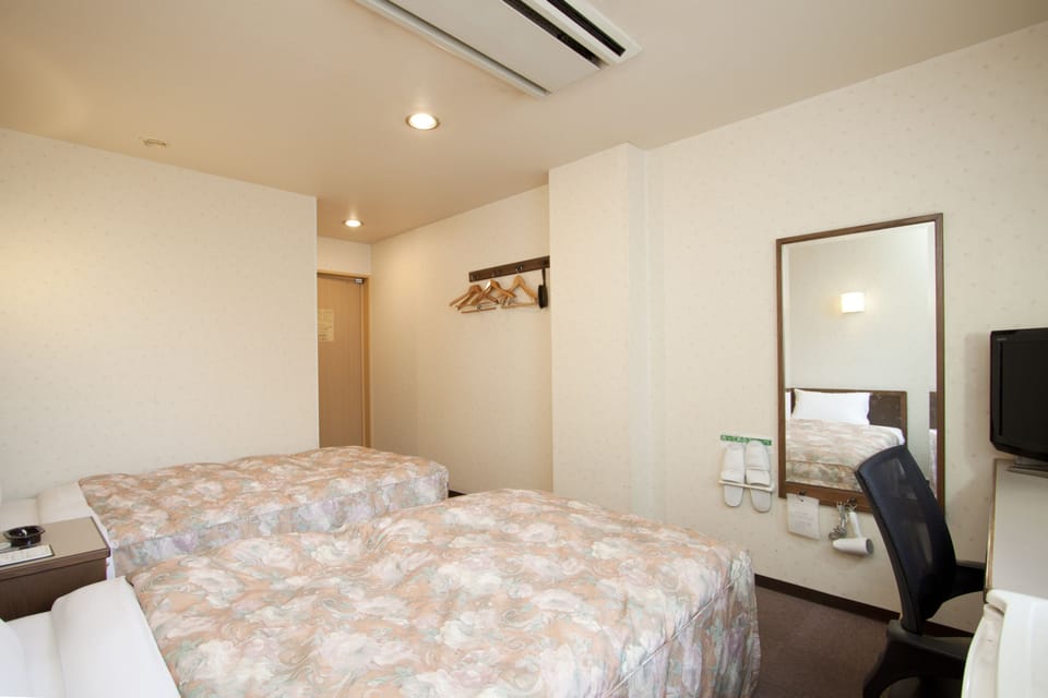 Twin Room, Smoking | Desk, WiFi (free), bed sheets