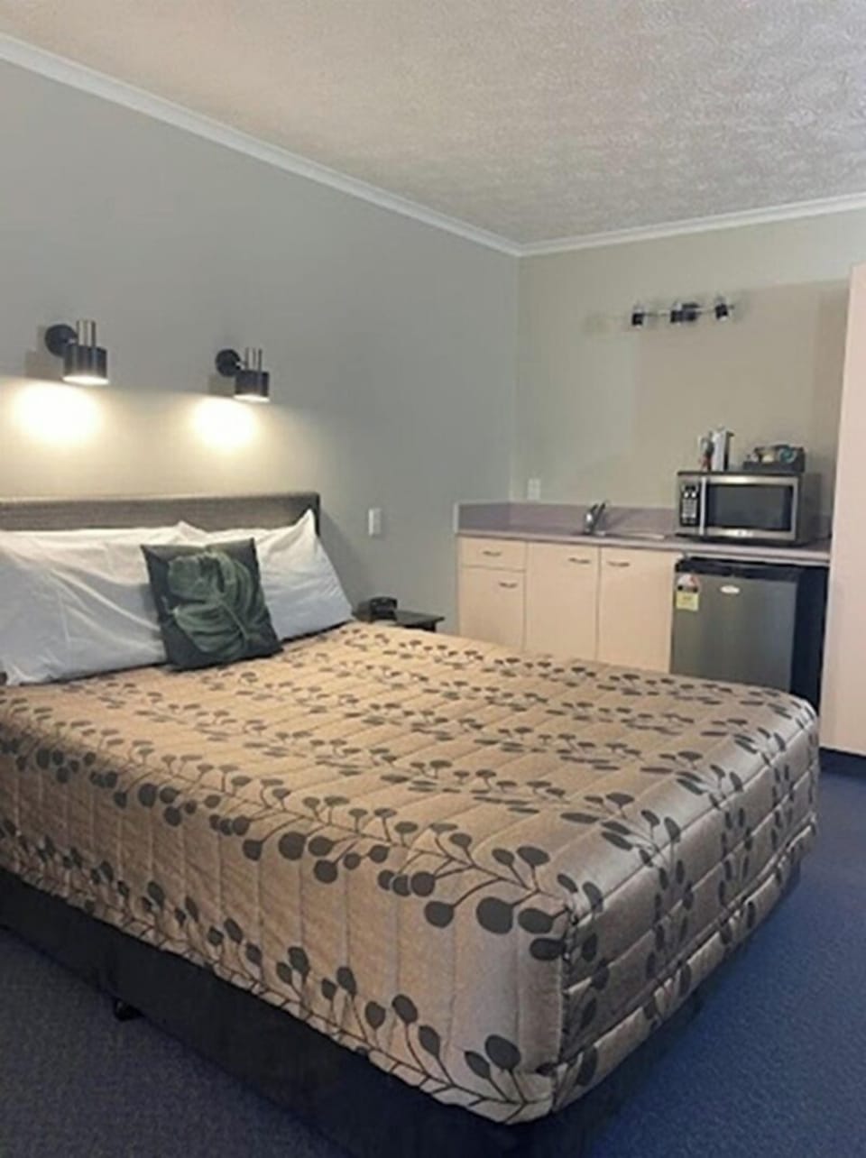 Studio with No View | Laptop workspace, iron/ironing board, free WiFi, bed sheets