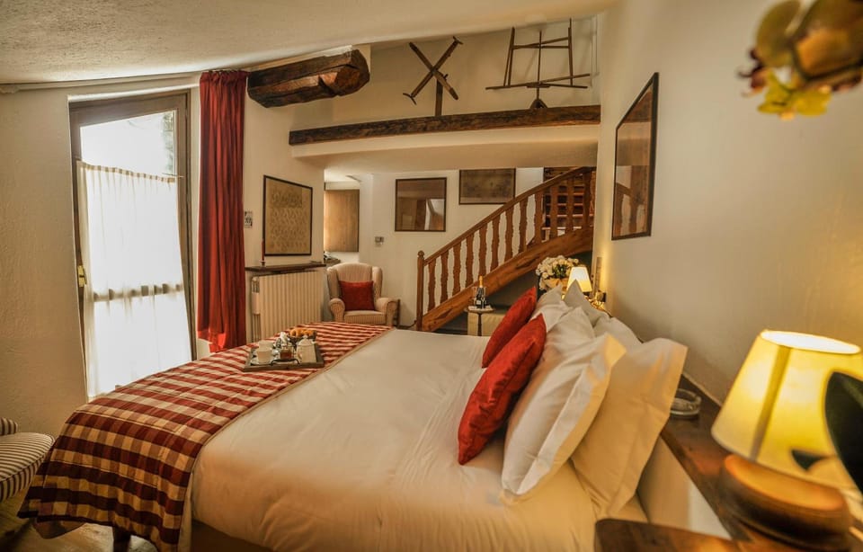 Minibar, in-room safe, desk, free cribs/infant beds