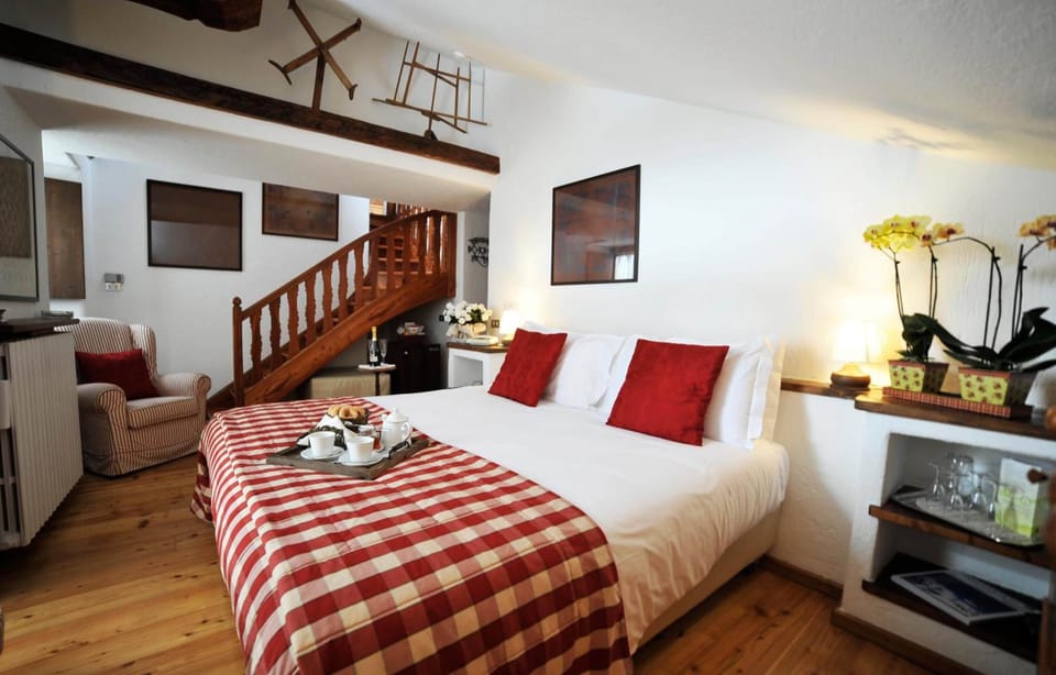 Minibar, in-room safe, desk, free cribs/infant beds