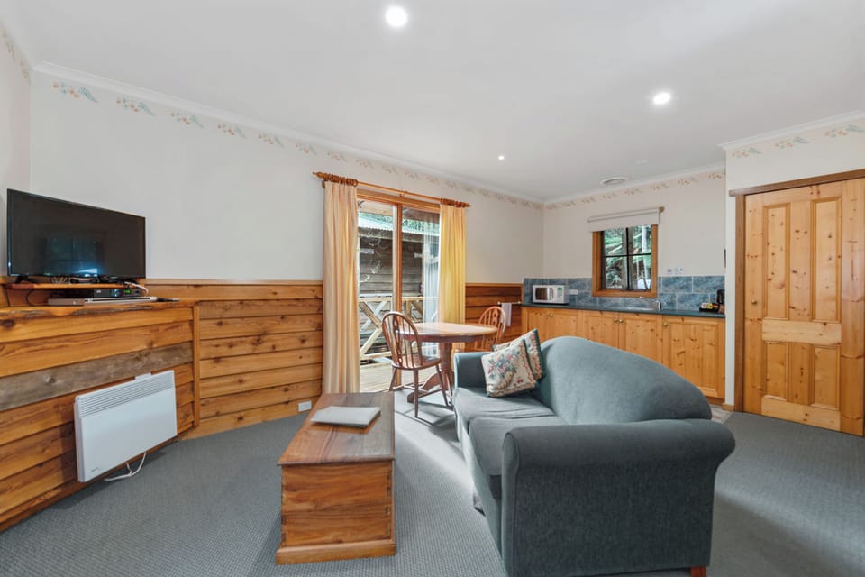 Standard Cabin, Non Smoking, Jetted Tub (Possum's Patch) | Iron/ironing board, bed sheets