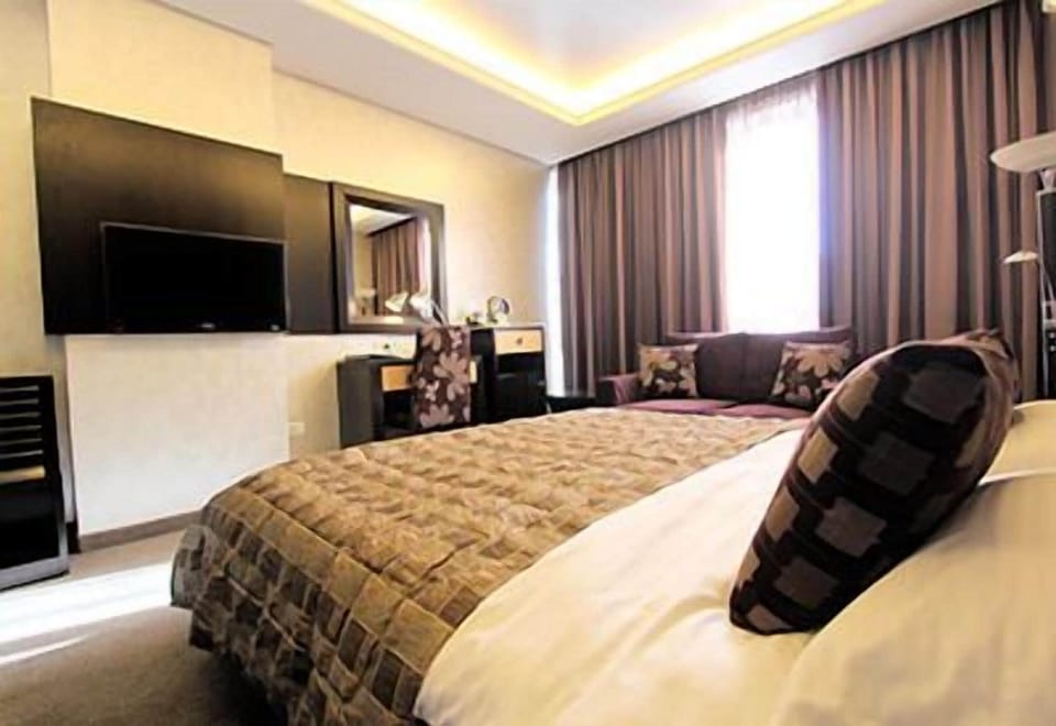 Deluxe Room | Egyptian cotton sheets, premium bedding, pillowtop beds, in-room safe
