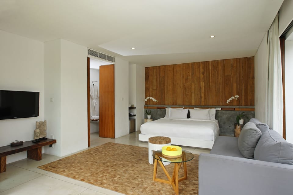 Down comforters, pillowtop beds, minibar, in-room safe
