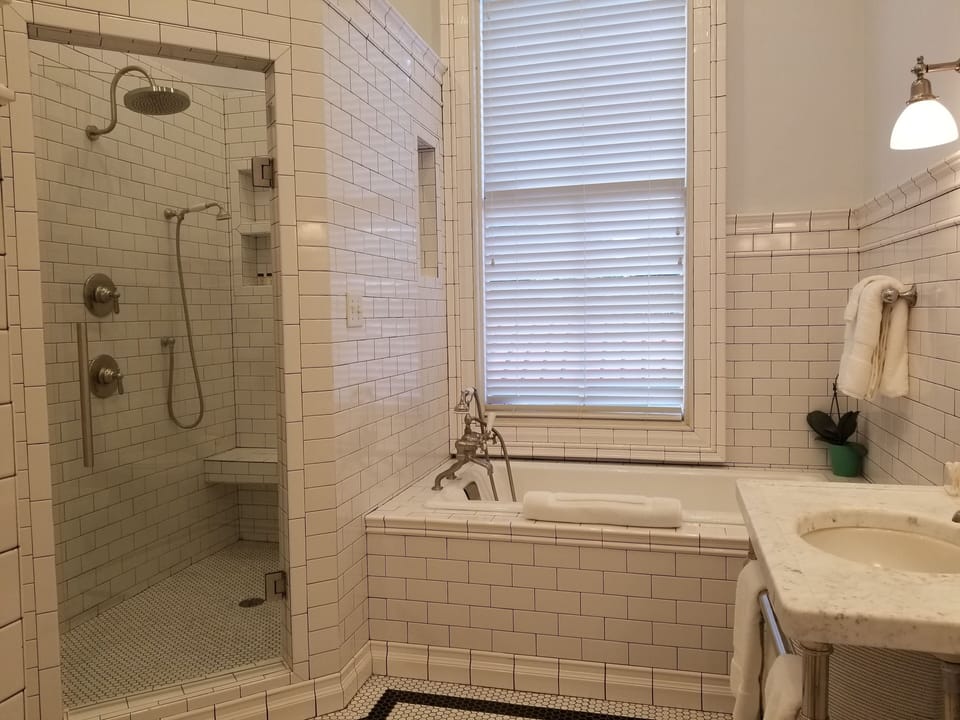 Deluxe Double Room | Bathroom | Free toiletries, hair dryer, towels, soap