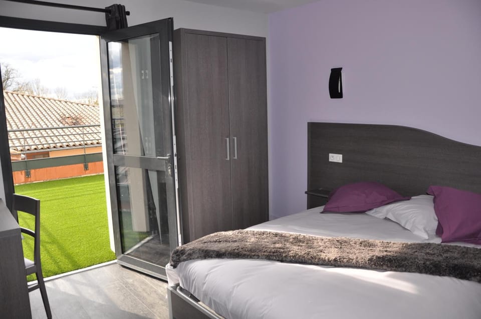 Desk, soundproofing, iron/ironing board, free WiFi
