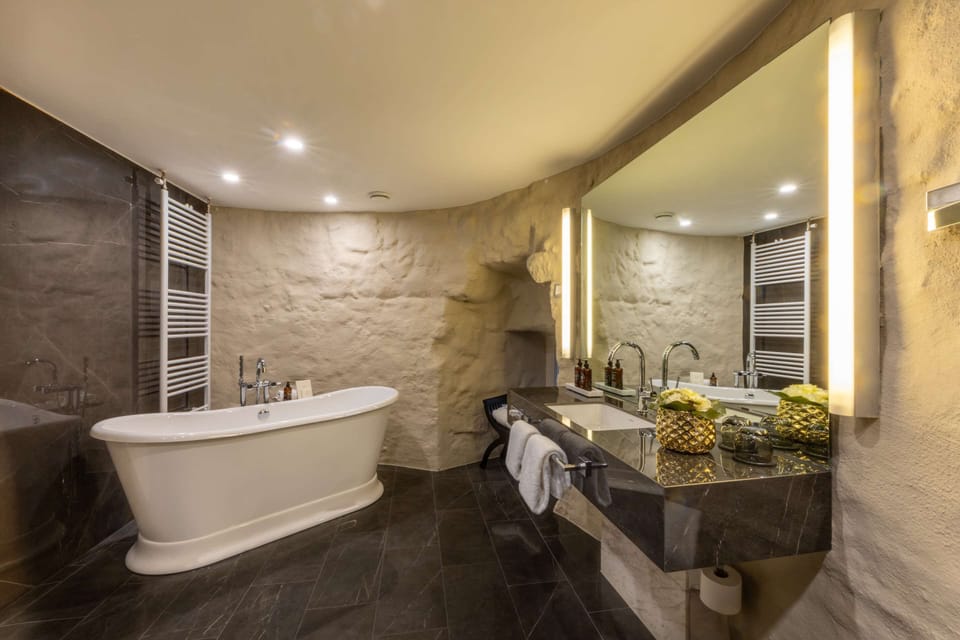 Suite, 1 Queen Bed, City View (Turmsuite) | Bathroom | Eco-friendly toiletries, hair dryer, bathrobes, slippers