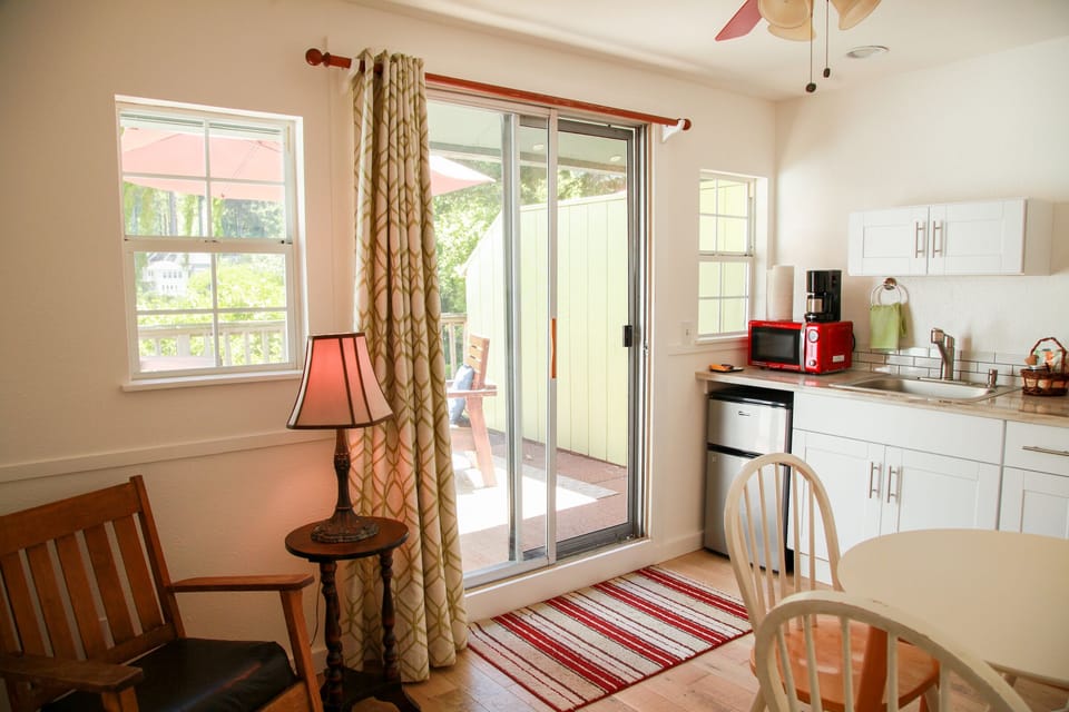 Kitchen Balcony (Room #9 Pet Friendly) | Private kitchen | Microwave, coffee/tea maker