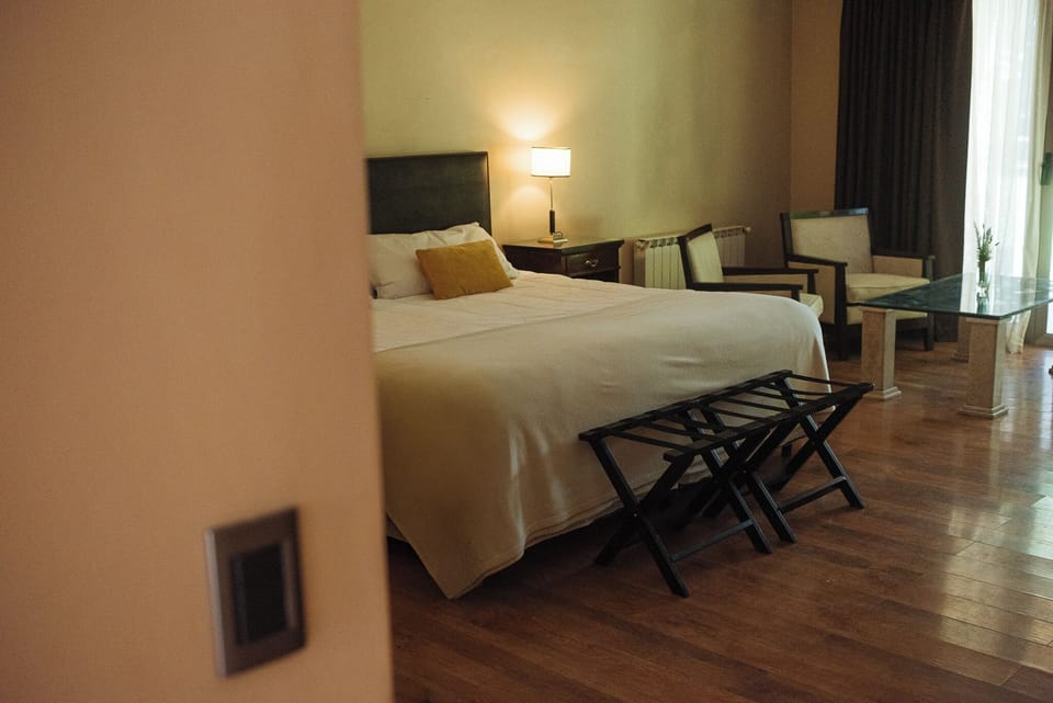 Deluxe Studio Suite | Premium bedding, minibar, in-room safe, laptop workspace