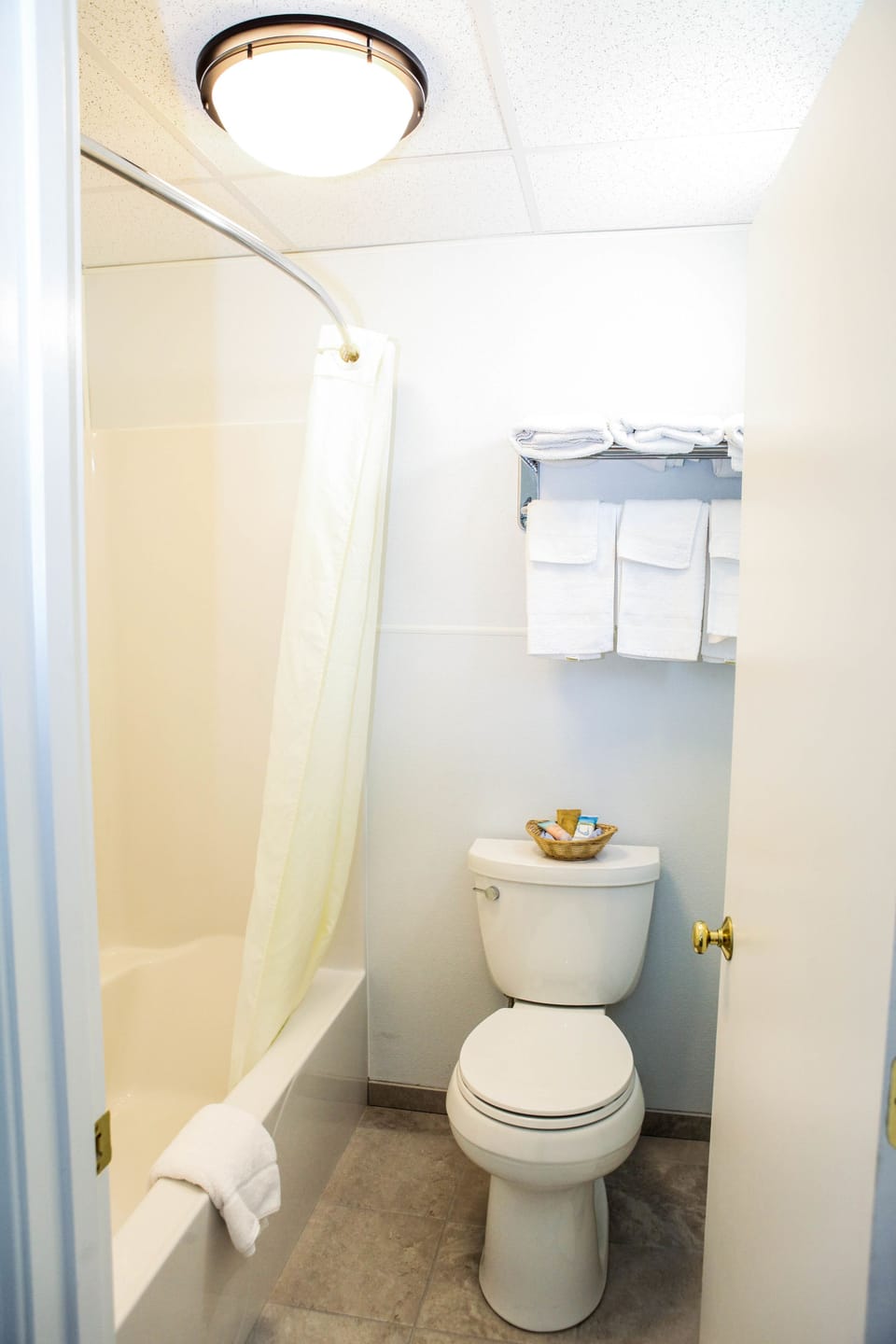 Standard Room, 1 Double Bed and 2 Twin Beds, Non Smoking | Bathroom | Bathtub, free toiletries, hair dryer, towels