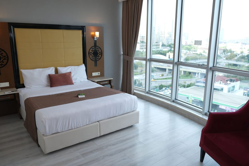 Deluxe Room | Minibar, in-room safe, desk, soundproofing