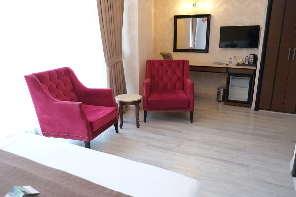 Deluxe Room | Minibar, in-room safe, desk, soundproofing